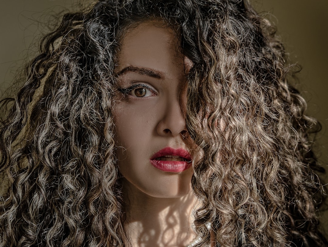 How to Control Frizzy Curly Hair: A Scientific Approach to Curl Management
